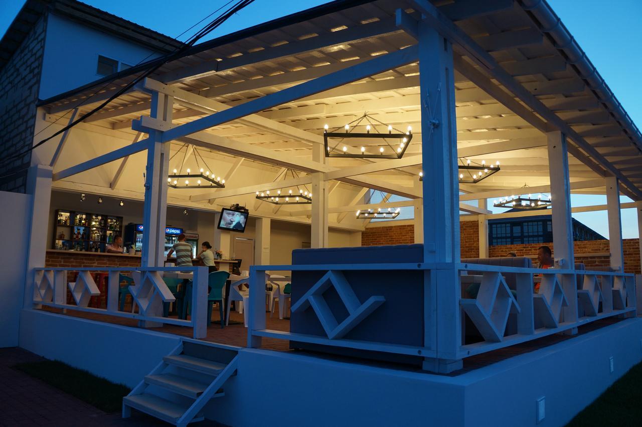 Family Hotel Happy Inn Zatoka Exterior photo